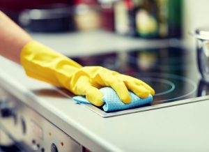Keittiön puhdistus siivous moppaaminen luutuaminen imurointi