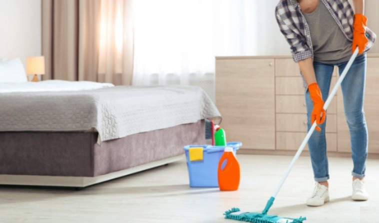 Kodin-makuuhuoneen-siivous-puhdistus-lakaiseminen-moppaaminen-puhdistus-pesu