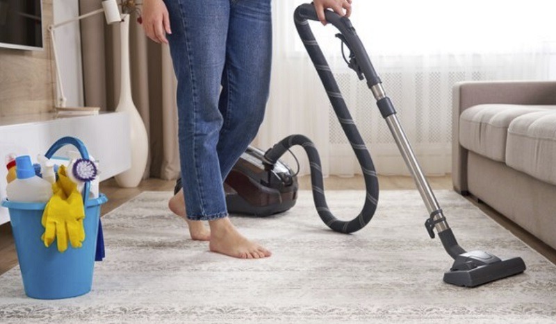 Kodin-olohuoneen-puhdistus-siivous-imurointi-lakaisu-lattioiden-peseminen